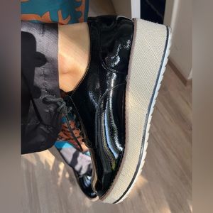 Glossy laced platform shoes
